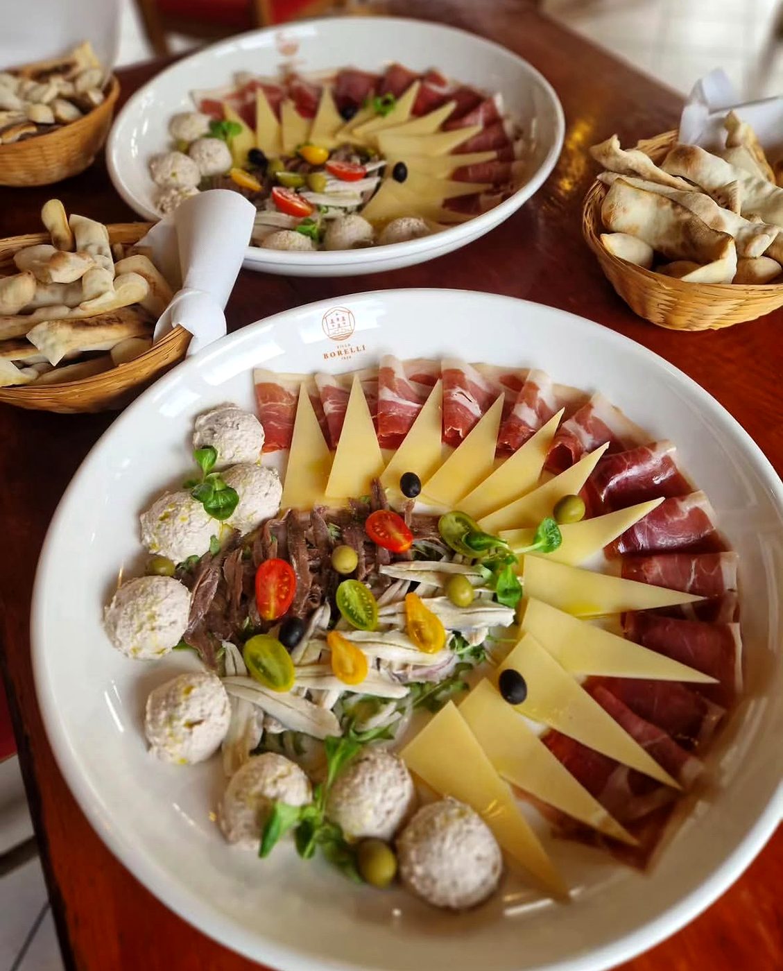 Pladanj pršuta i sira / Prosciutto and cheese platter