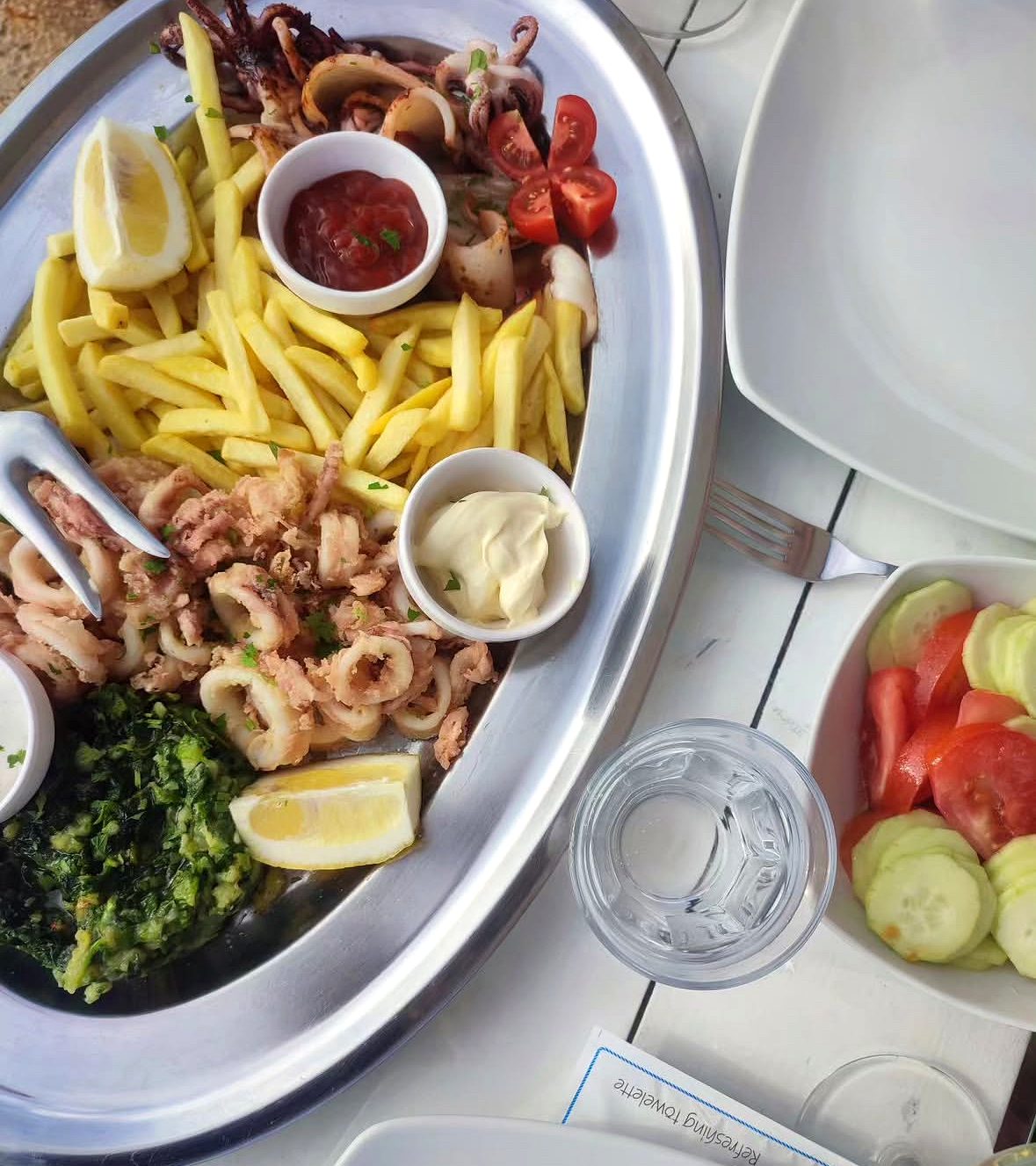 Prženi lignji s pomfritom / Fried calamari with fries