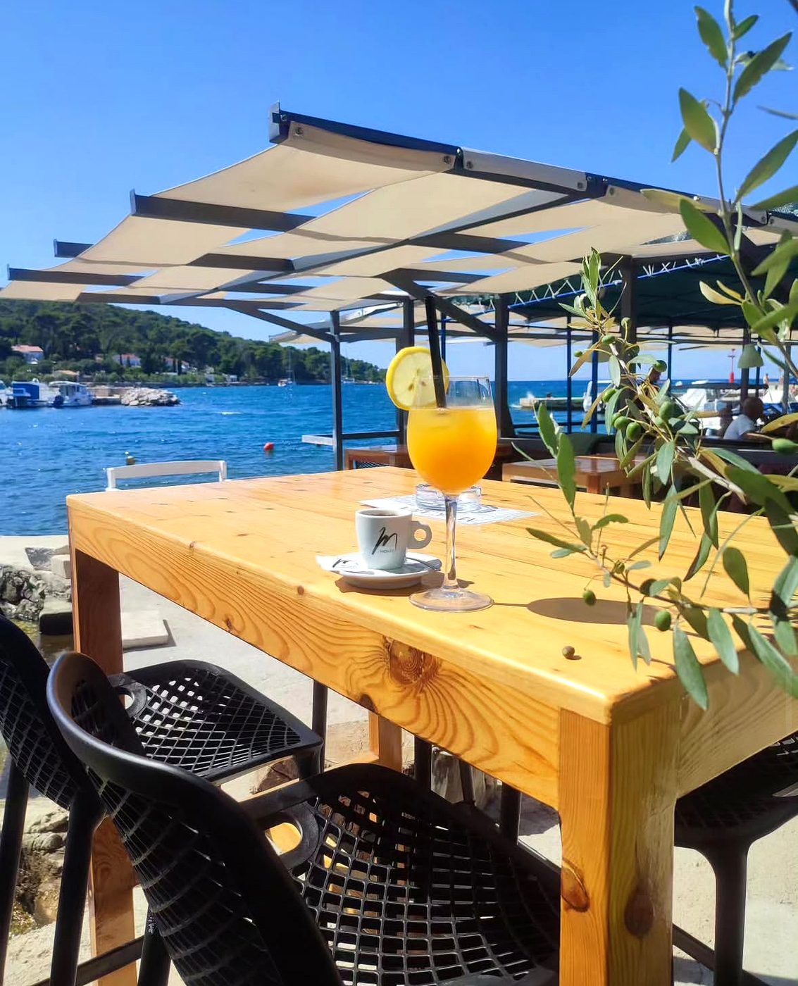 Stol uz more, kava i sok / Table by the sea